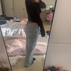 Edikted Light Gray Jeans with Pink Details